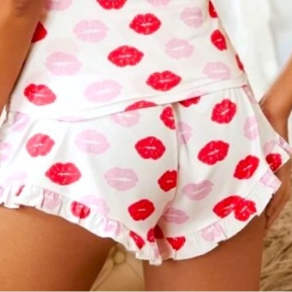 All Over Lips 👄 Crop Cami Top & Ruflle Trim Shorts Pajama Set Sooo Soft - Picture 7 of 9